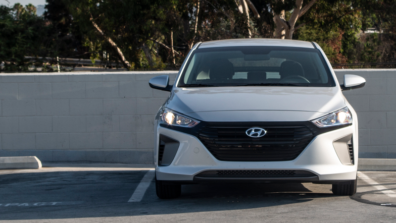 Illustration for article titled 2018 Hyundai Ioniq Is a Car to Get if You Love Money